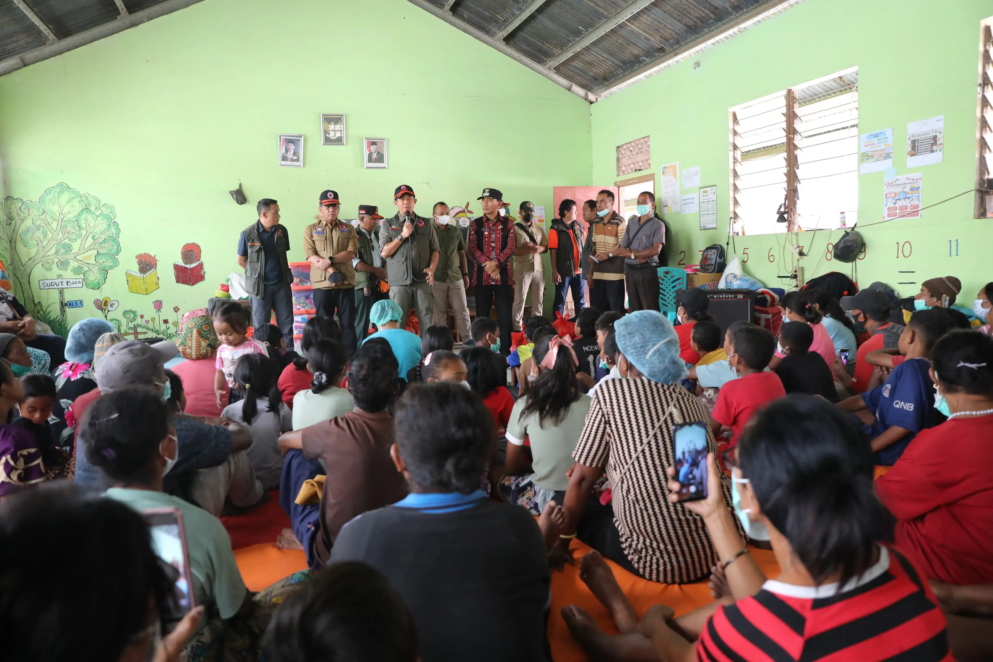 Kepala Badan Nasional Penanggulangan Bencana (BNPB) Letjen TNI Dr. Suharyanto, S.Sos., M.M (kemeja dan rompi hijau) saat meninjau pengungsian yang berada di Desa Hikong, Kabupaten Sikka, Nusa Tenggara Timur pada Jumat (8/11).